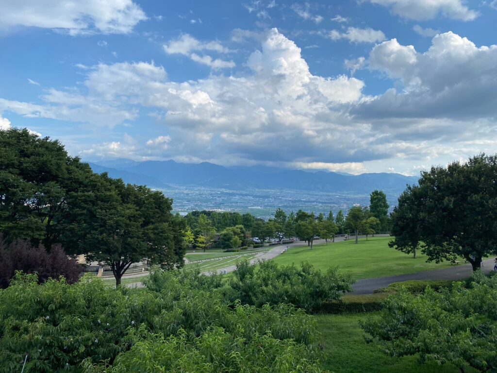 山梨県笛吹川フルーツ公園から見渡す甲府盆地