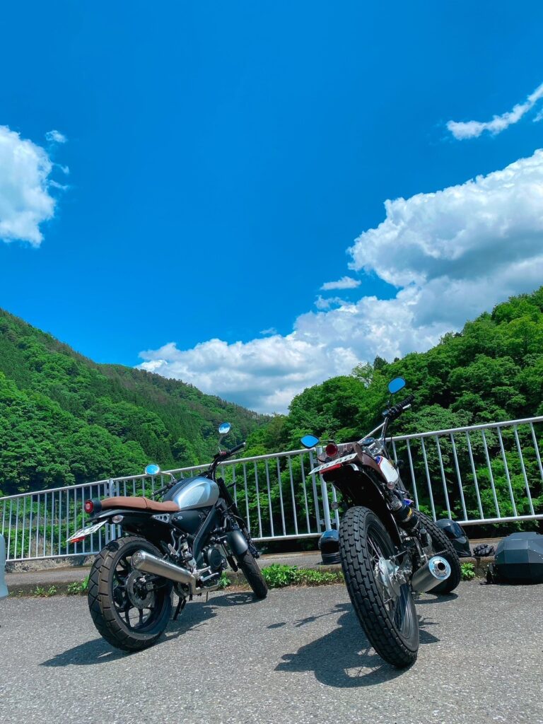 青空の下大自然の中のXSR155とFTR223