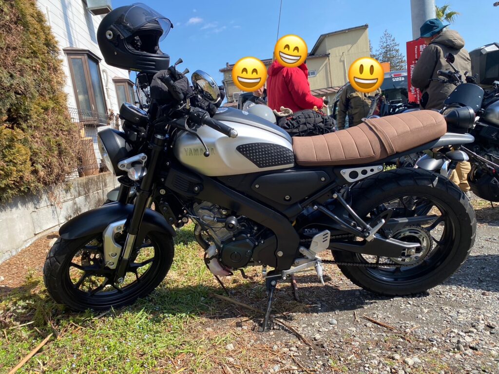 駐車場で談笑中のXSR155乗りの皆さん