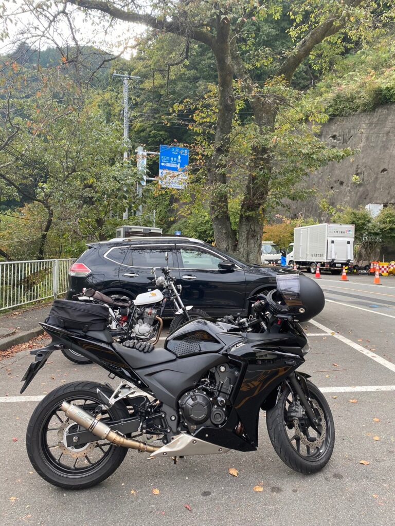 CBR400R奥多摩川野駐車場手前