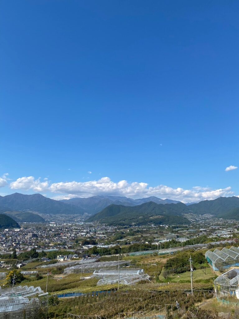 甲府盆地を見下ろせるフルーツ園付近にて絶景撮影ポイント