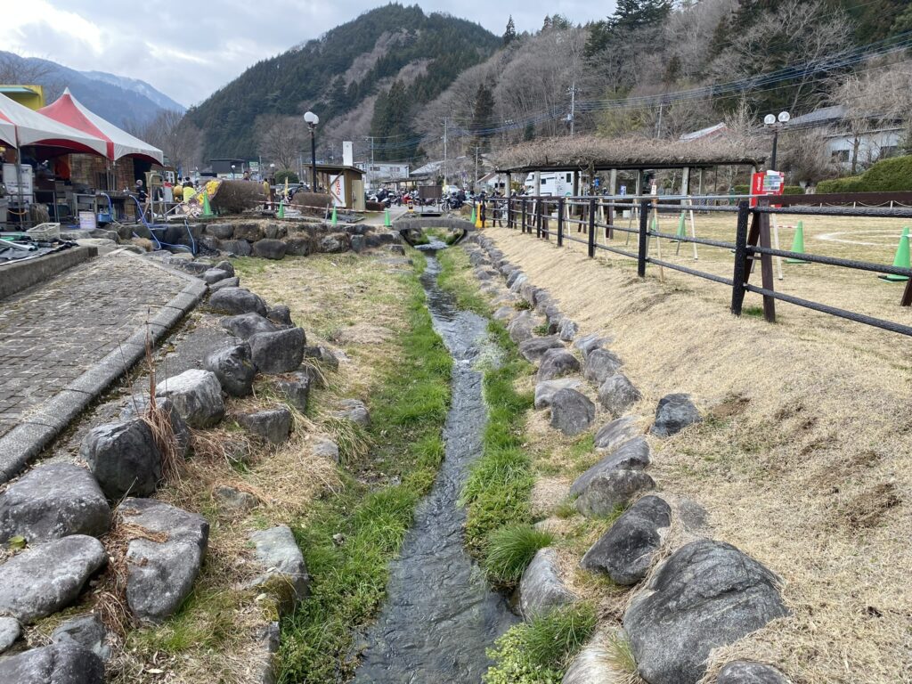 道の駅どうし内にある小川