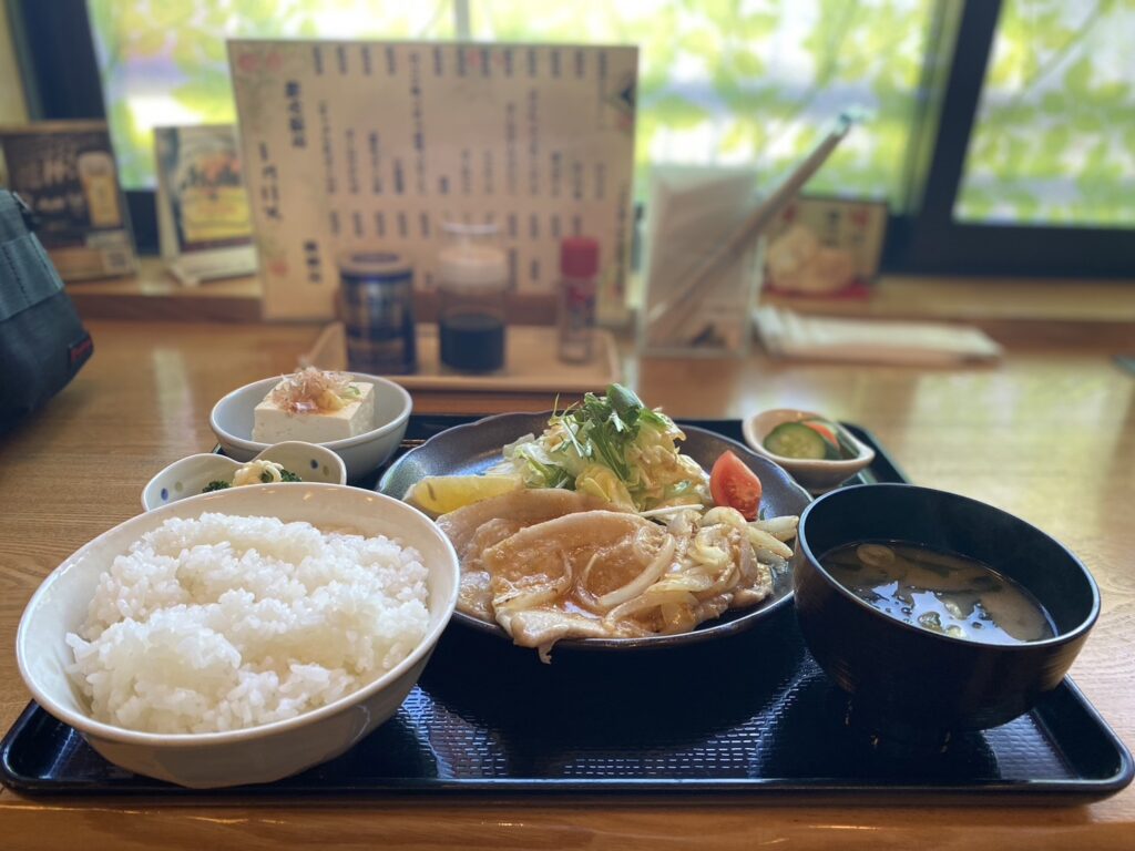 東部ふれあい館「木漏れ日」生姜焼き定食