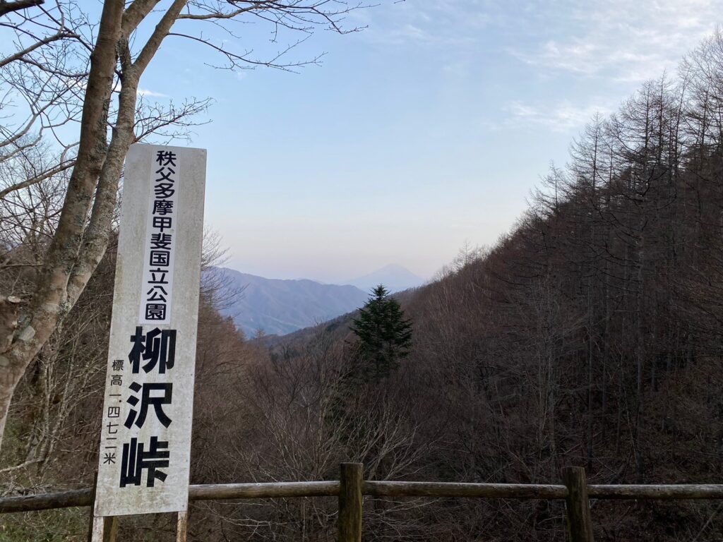 柳沢峠から見る夕方の富士山